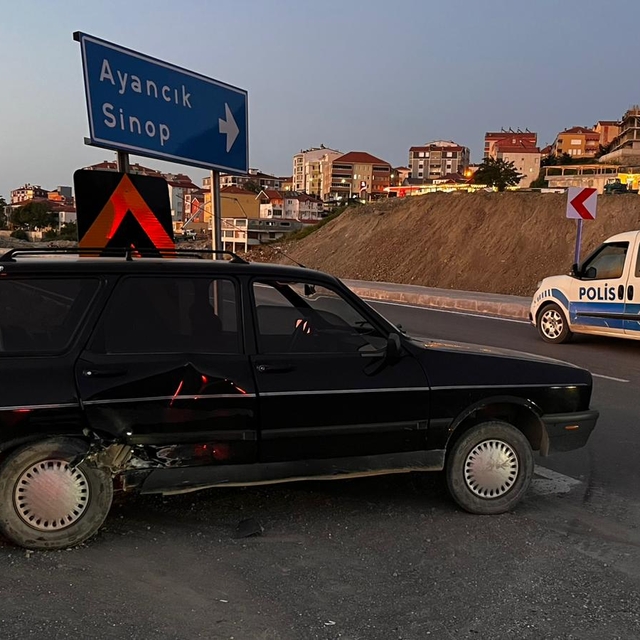 Türkeli'de hafif ticari araçla otomobilin çarpıştığı kazada bir kişi yarala...