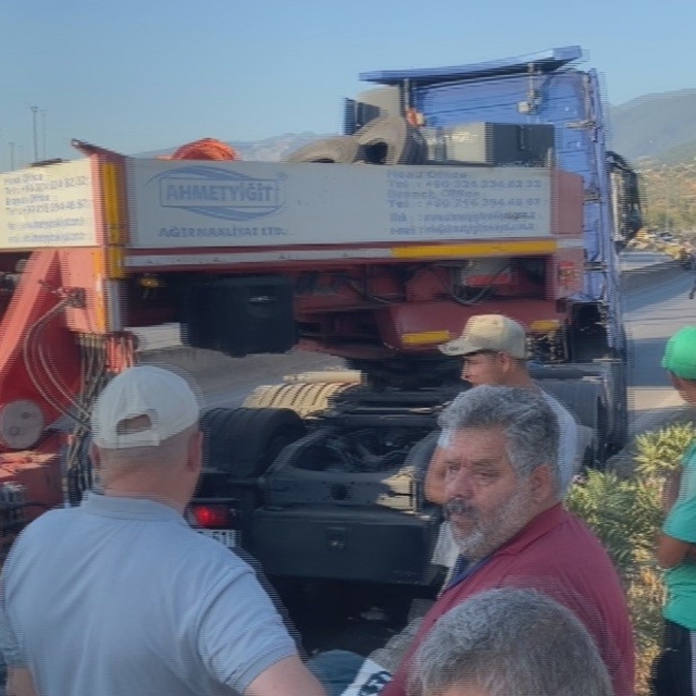 Hatay'da devrilen tır yolu trafiğe kapattı, uzun araç kuyruğu oluştu