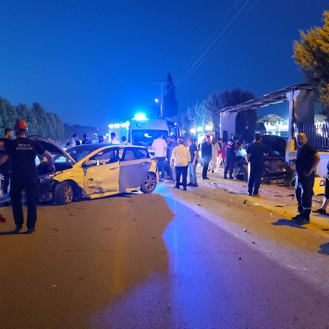Düğün salonu önünde kaza: 4 yaralı