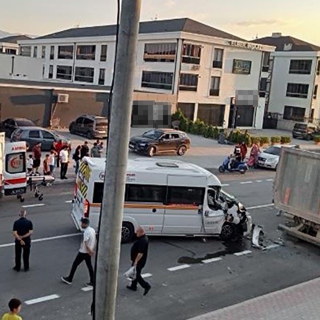 Kamyona arkadan çarpan servisin sürücüsü ağır yaralandı