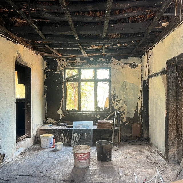 Alevlerin geride bıraktığı acı tablo: Evi yanan acılı baba uzatılacak yardı...