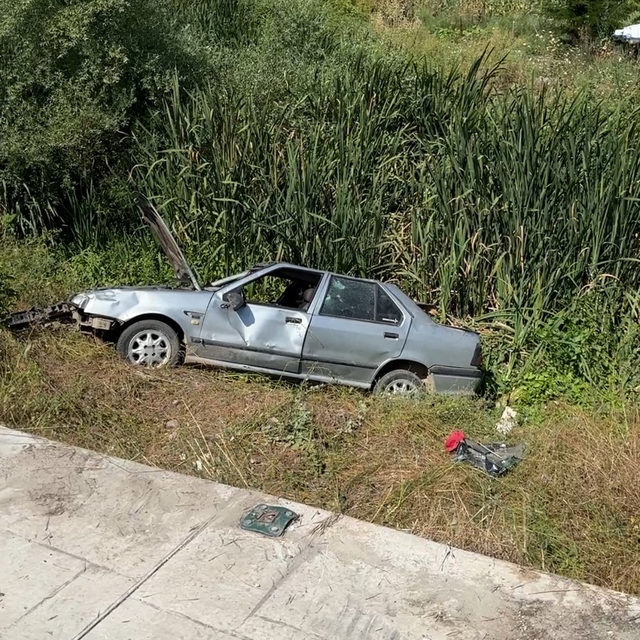 Yoldan çıkan otomobil tarlaya uçtu: 2 yaralı
