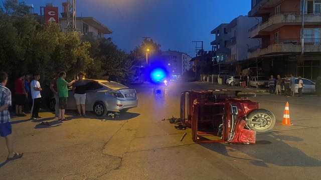 Üç tekerli elektrikli motosiklet otomobille çarpıştı: 4 yaralı