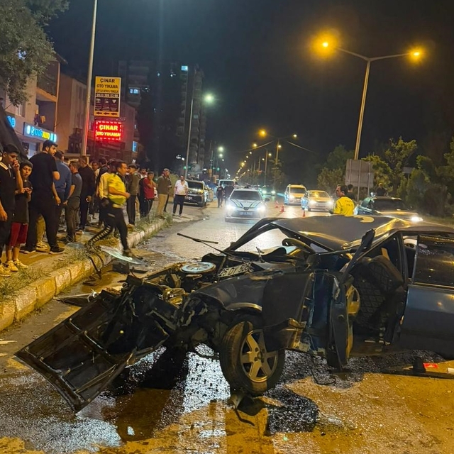 Muş'ta kontrolden çıkan otomobil park halindeki 3 araca çarptı