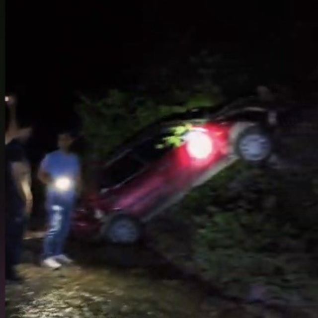 Osmaniye'de  otomobil uçuruma yuvarlandı: 2 yaralı