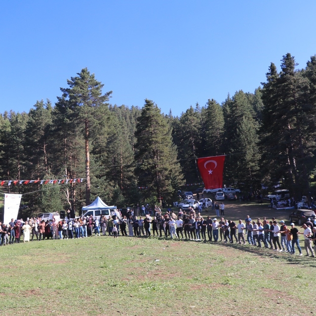 Karnavas Dut Pekmezi Festivali'nde çocuklar parmakla pekmez yemek için yarı...