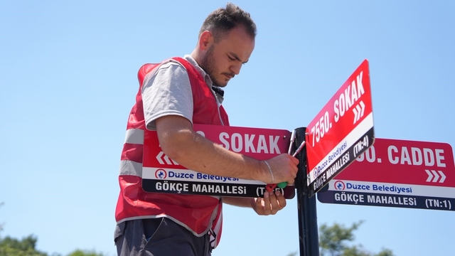 Durak ve sokak tabelası talepleri yerine getirildi
