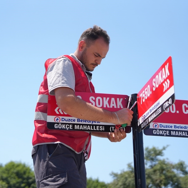 Durak ve sokak tabelası talepleri yerine getirildi