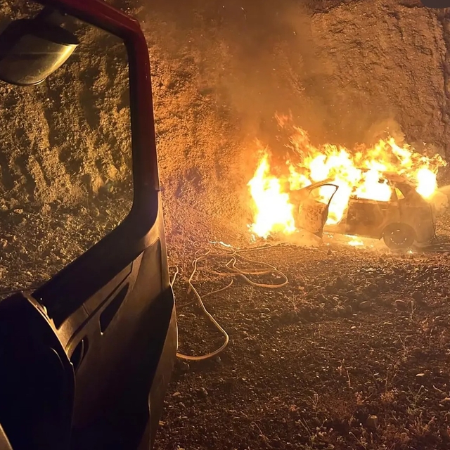 Siirt'te seyir halindeki otomobil alev topuna döndü
