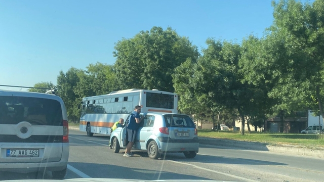 Bozulan aracı polis iterek kenara çekti