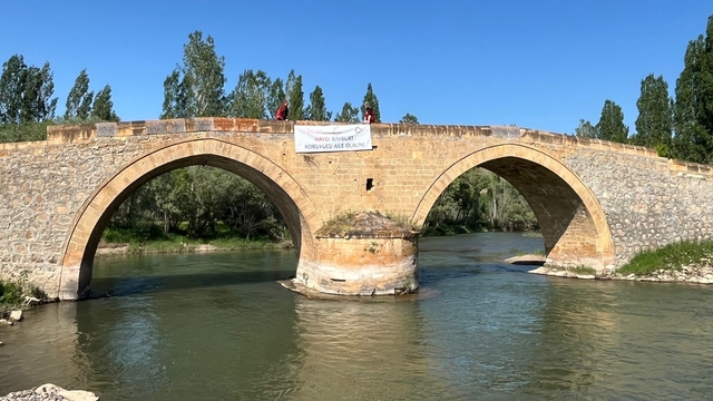 Bayburt'ta koruyucu aile farkındalığı için simge yapılara pankart asıldı