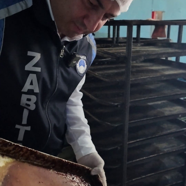 Böceklerin ve sigara izmaritlerinin yerlerde gezdiği fırında mide bulandıra...