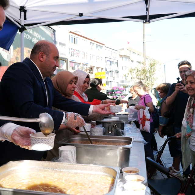 Başkan Albayrak, vatandaşlara aşure ikram etti