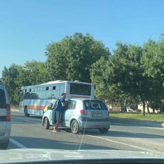 Bozulan aracı polis iterek kenara çekti