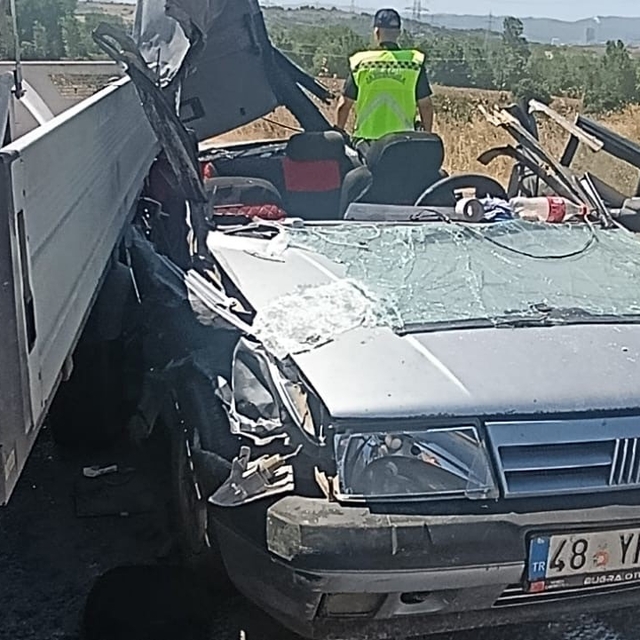 Çanakkale'de kamyonete arkadan çarpan otomobilde ağır yaralanan çocuk hayat...
