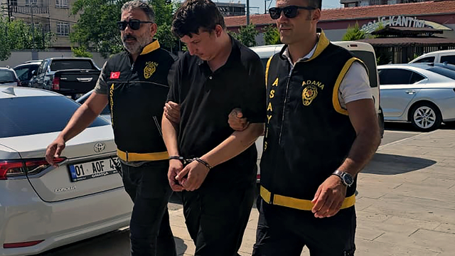 Başkasının kimliğini gösteren firari hükümlü, koluna yazdırdığı adı fark edilince yakalandı