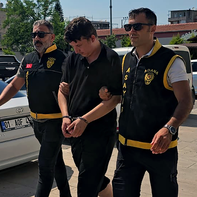 Başkasının kimliğini gösteren firari hükümlü, koluna yazdırdığı adı fark ed...