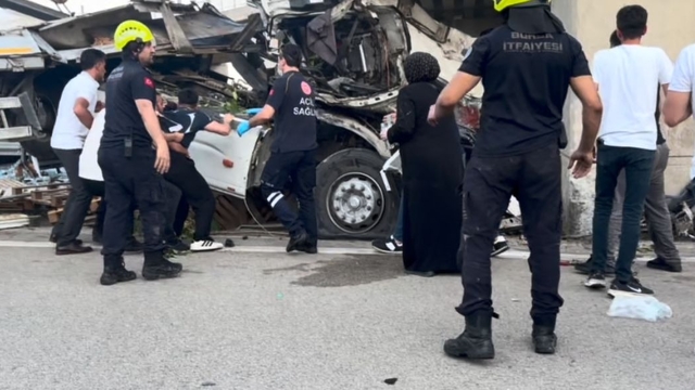 Köprü ayağına çarpan TIR'ın şoförü öldü