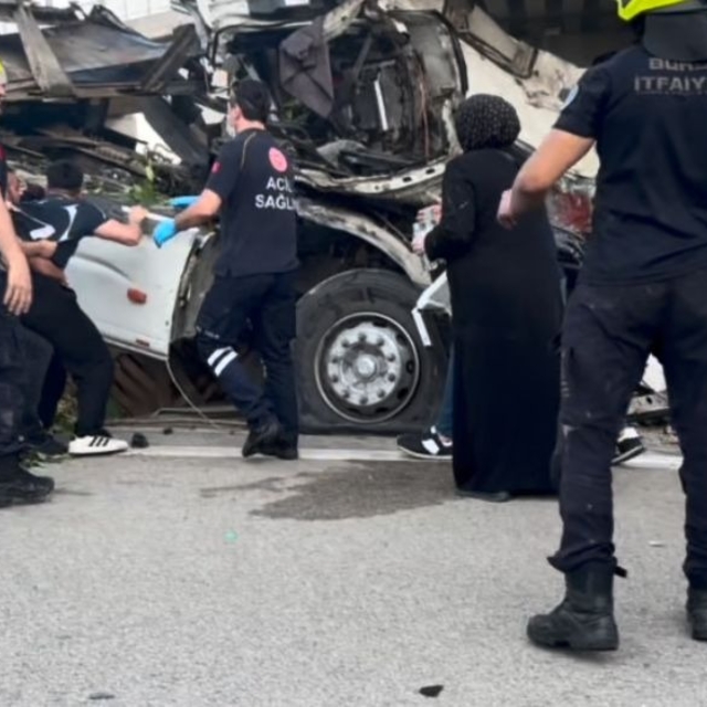Köprü ayağına çarpan TIR'ın şoförü öldü