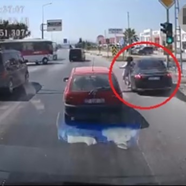 Emniyet şeridinden gelip genç kıza çarptı, o anlar araç kamerasında