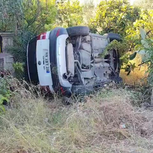 Manavgat'ta otomobil bahçeye uçtu