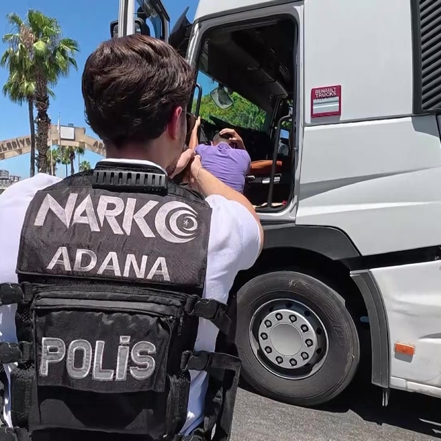 Adana'da tırda 1 milyon 800 bin uyuşturucu hap ele geçirildi