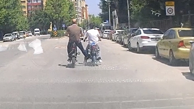 Bisiklet ise motosikleti ayağı ile iterek ilerletti