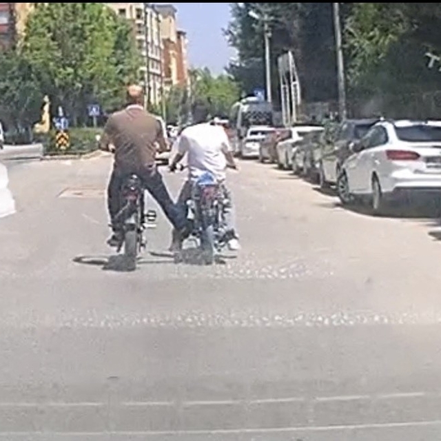 Bisiklet ise motosikleti ayağı ile iterek ilerletti