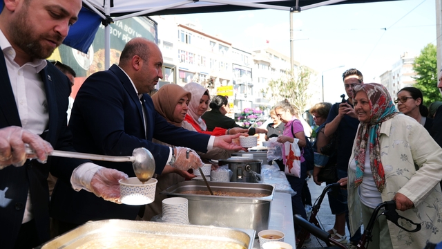 AK Parti Eskişehir İl Başkanı Albayrak, vatandaşlara aşure ikram etti