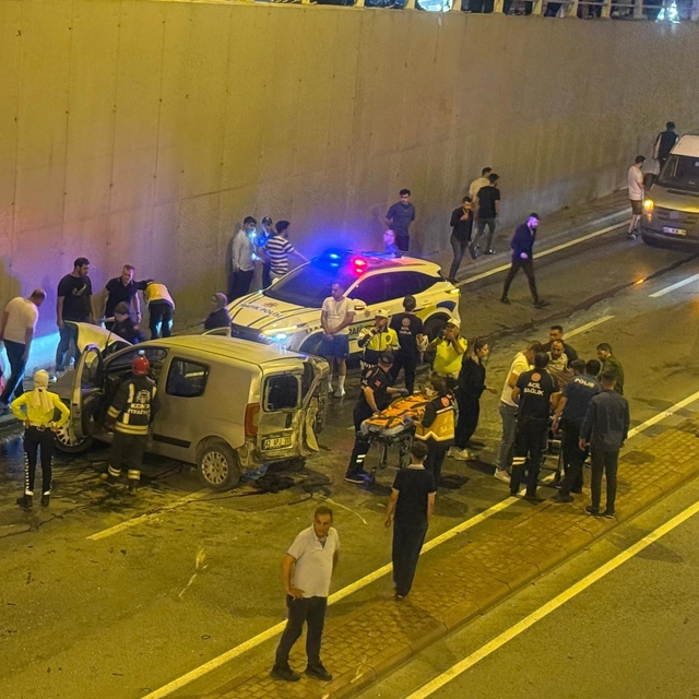 Hafif ticari araçla otomobilin karıştığı kazada: 1'i ağır 7 kişi yaralandı