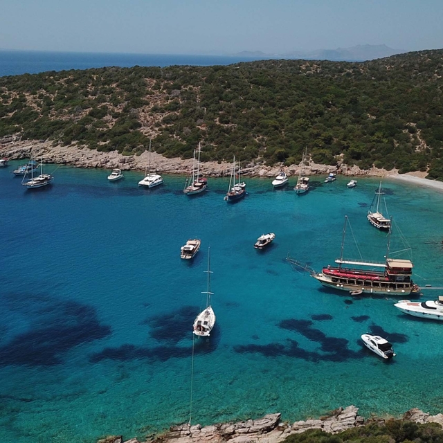 Bodrum'un mavi koylarına turist ilgisi; lüks teknelerin haftalık kirası 7 b...