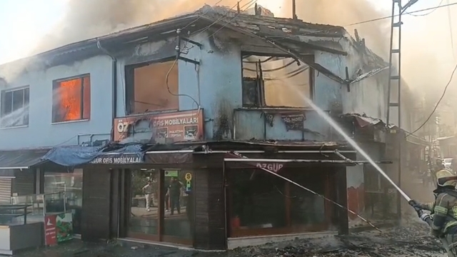 Bursa'da tarihi çarşıda yangın
