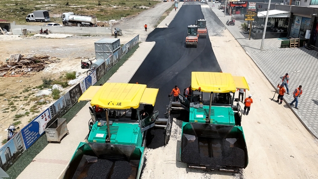 Mersin'de bozulan yollar sıcak asfaltla yenilendi
