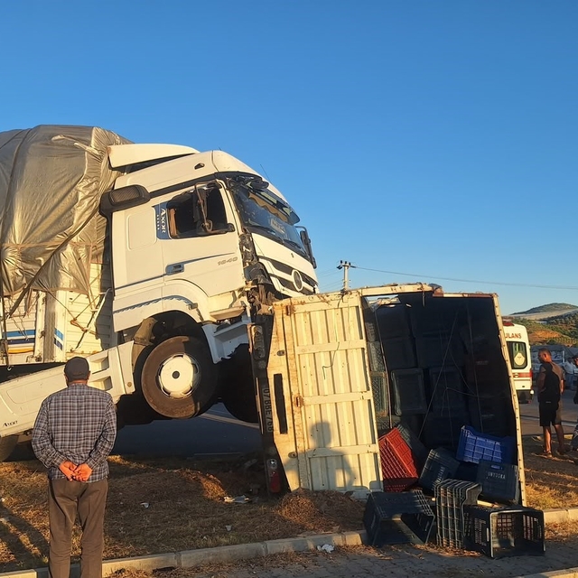 Manavgat'ta tır ile kamyonetin çarpıştığı kazada 1 kişi yaralandı