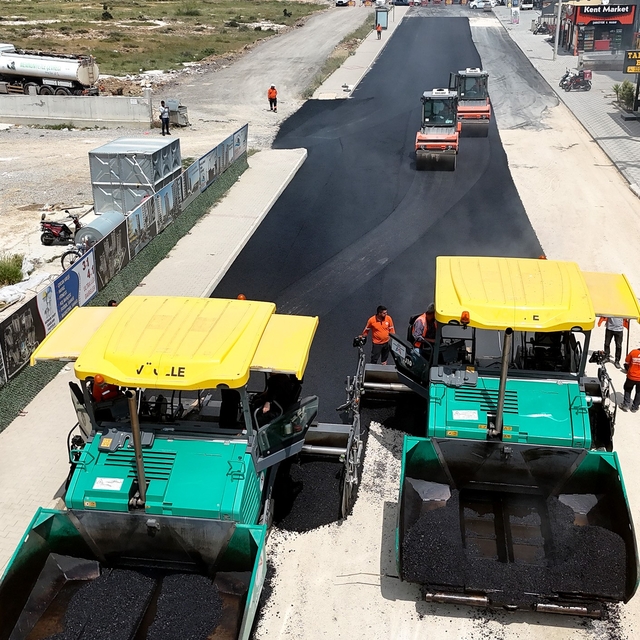Mersin'de bozulan yollar sıcak asfaltla yenilendi