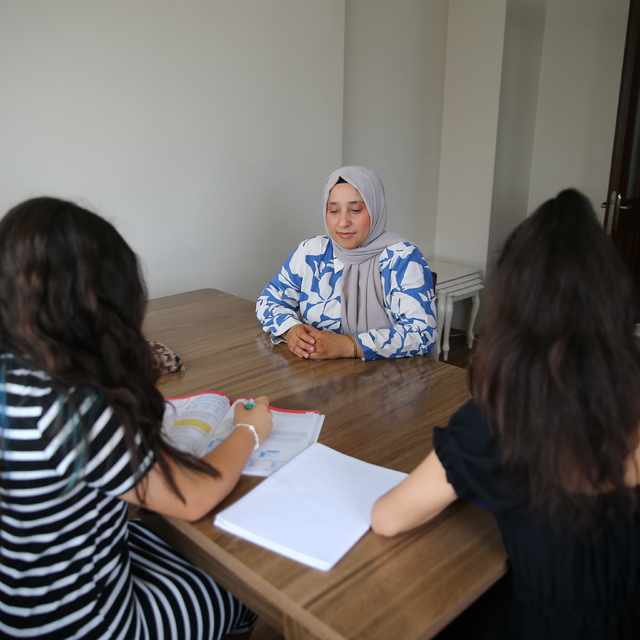Koruyucu aile, ikisi kardeş üç çocuğa "yuva" oldu