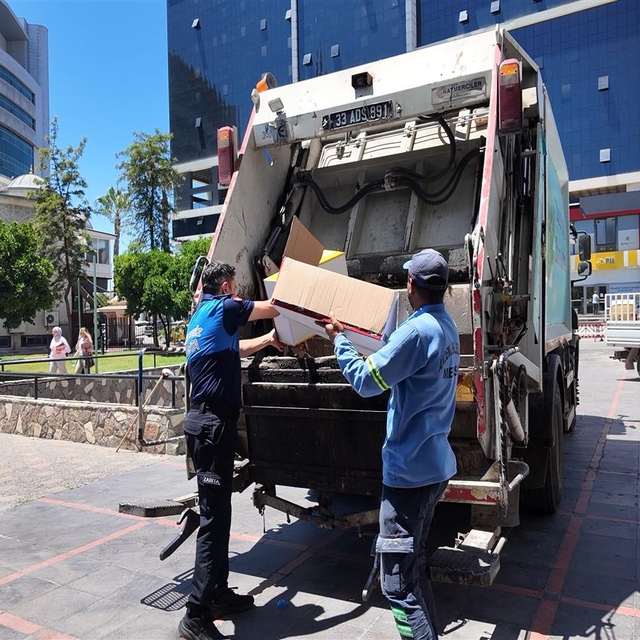 Mersin'de markette son tüketim tarihi geçmiş 230 gıda ürünü ele geçirildi