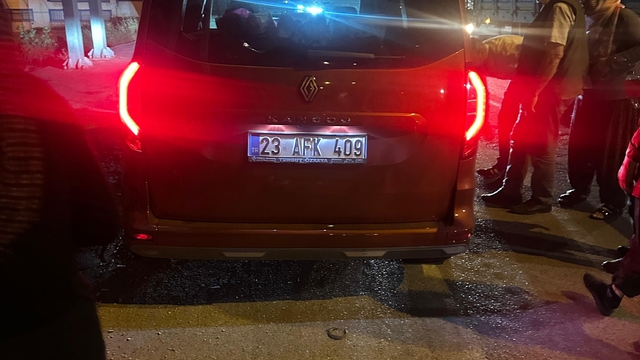 Traktör ile hafif ticari araç çarpıştı: 1 yaralı