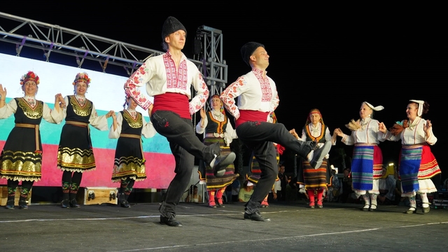 6 ülkeden 18 halk dansları ekibi, 750 dansçı Ayvalık'ta kültür köprüsü kurdu