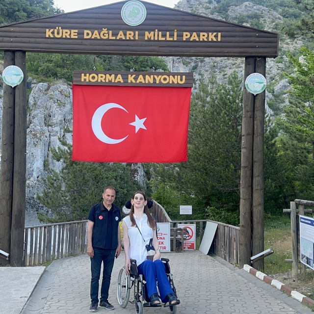 "Dünyanın en uzun boylu kadını" Horma Kanyonu'nu gezdi