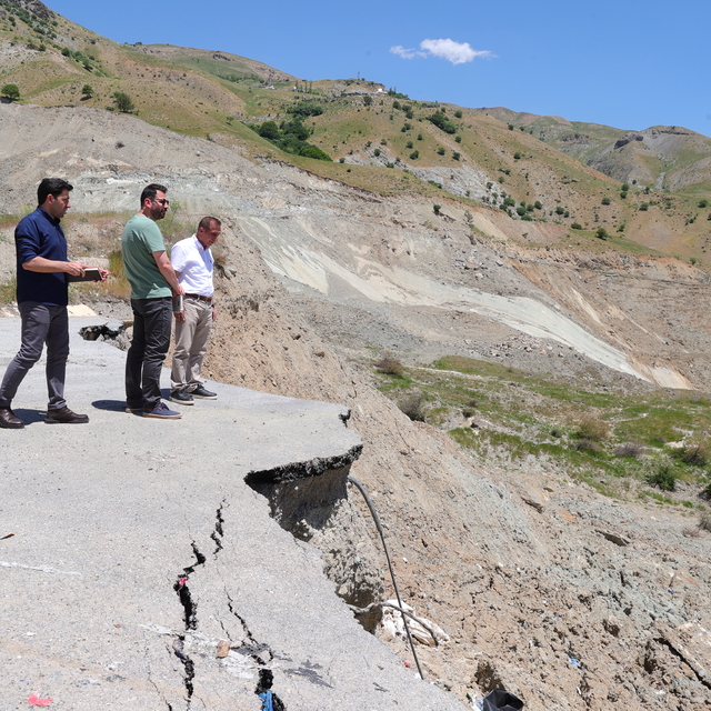 Hakkari'deki heyelanda yaklaşık 8 milyon metreküp toprağın hareket ettiği b...
