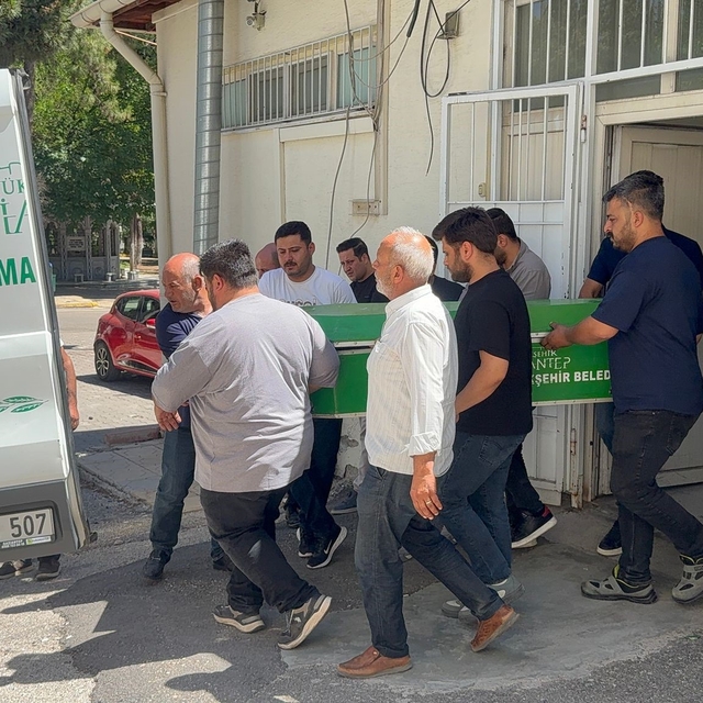 Sınava giderken geçirdiği kaza sonrası hayatını kaybeden gencin cenazesi ai...