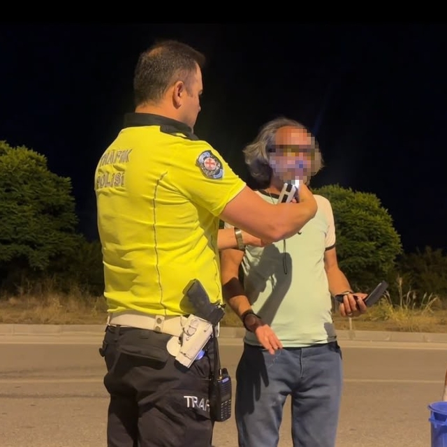Denetim yapan polislere selam vermek için aracıyla yanlarına gitti, 3.28 pr...
