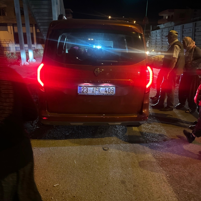 Traktör ile hafif ticari araç çarpıştı: 1 yaralı