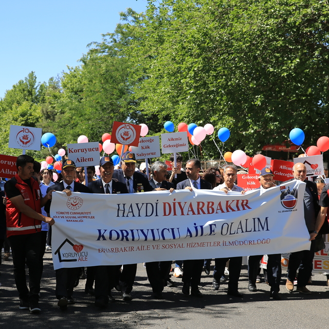 Diyarbakır'da "30 Haziran Koruyucu Aile Günü" yürüyüşü düzenlendi
