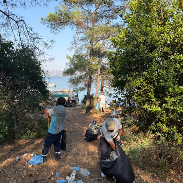 Marmaris'te Çamurlubük ve İnbükü koyları çöplerden arındırıldı