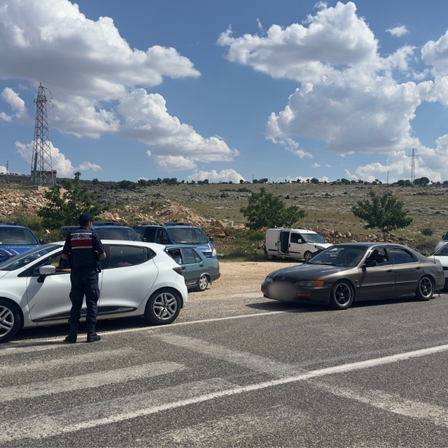 Gaziantep'te "Şok Yol Kontrol Uygulaması"nda 74 aranan şüpheli yakalandı