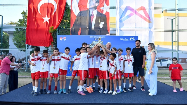 Mersin'de minik futbolcuların şenlik heyecanı sona erdi