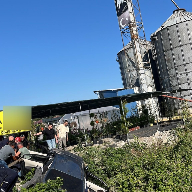 Otomobil su kanalına devrildi; anne ile kızı öldü