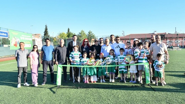 Yeşilyurt'ta yaz spor okulları ve spor akademisi coşkuyla açıldı